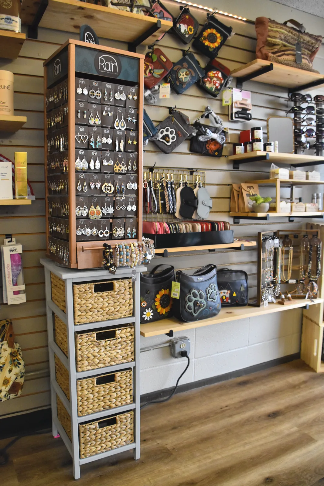 Jewelry, accessories and handbags in the KC Clippers Salon boutique